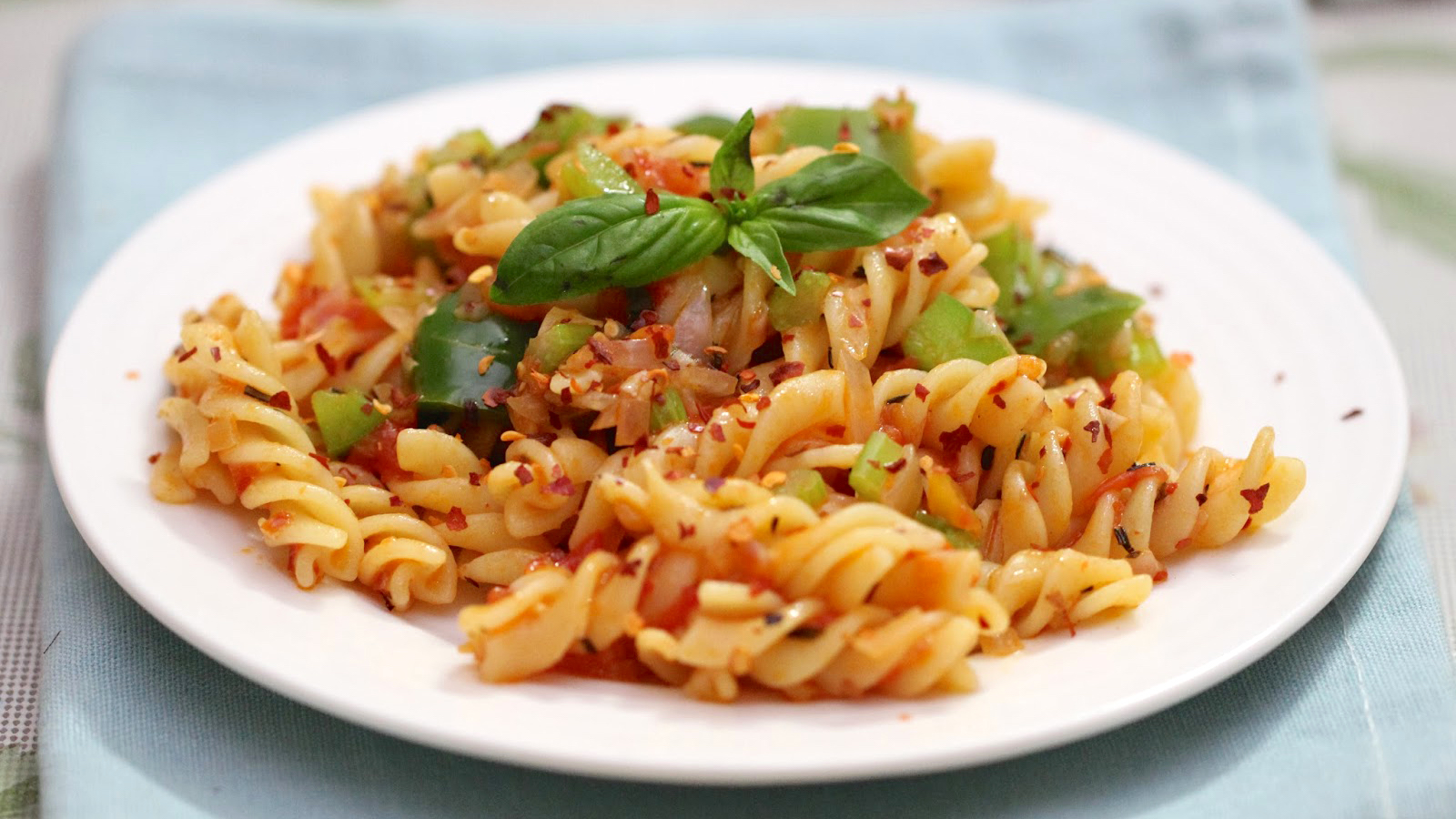 Pasta lives. Паста с песто и беконом. Pasta lives. Спагетти. Фузилли с рубленой говядиной.