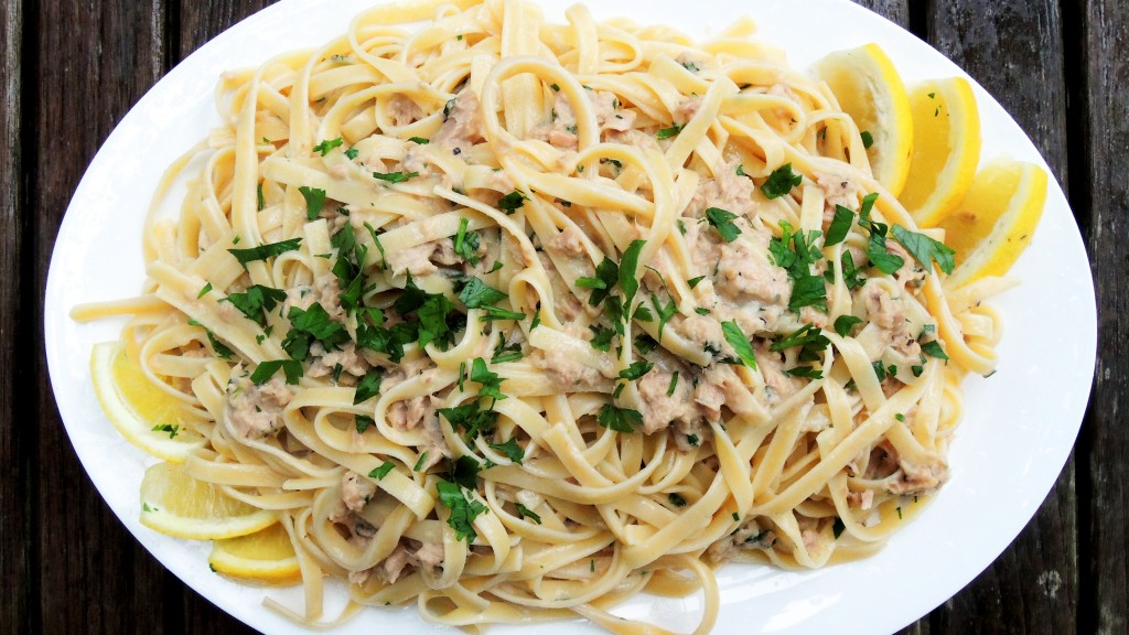 pasta-fettuccine-con-sugo-di-tonno-con-aglio-e-panna-1