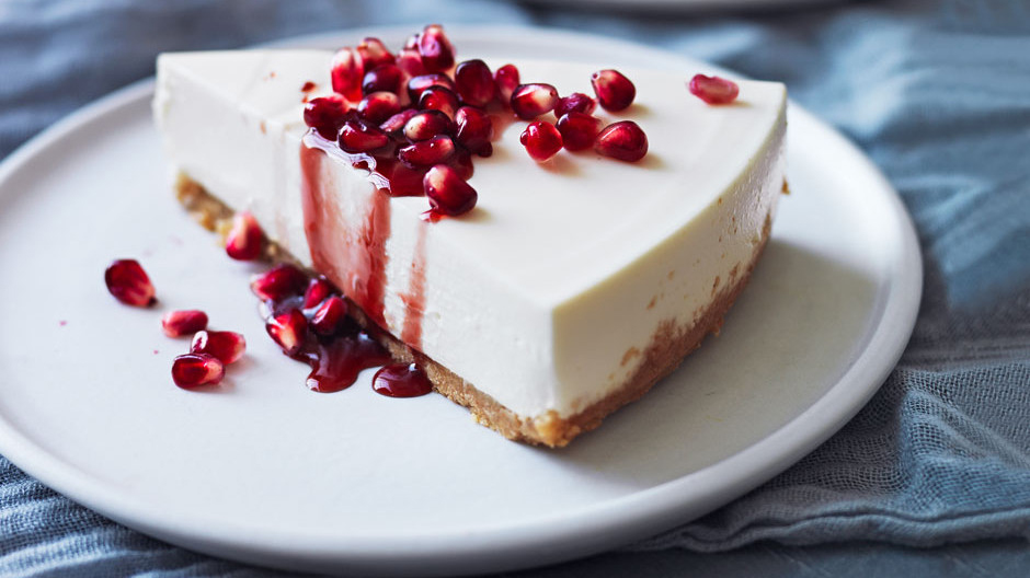 greek-yogurt-cheesecake-with-pomegranate-syrup-940x560